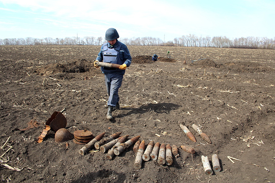 У Чутівському районі поблизу села Стінка знайшли й знешкодили більше 30-ти іржавих артснарядів і мін